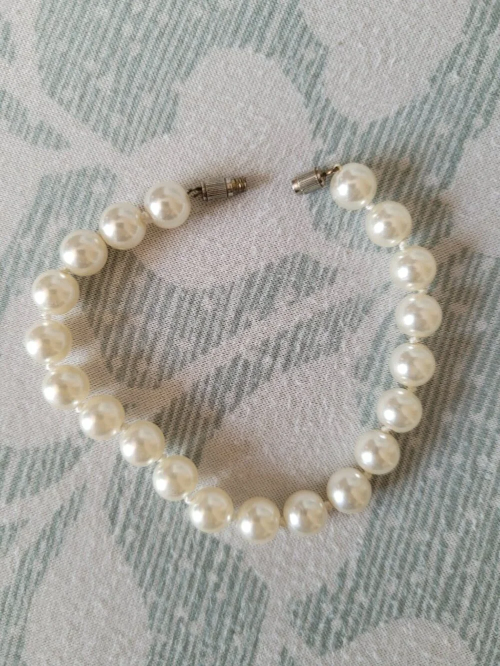 Vintage single-strand faux pearl bracelet with barrel clasp